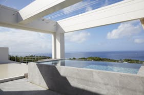 【沖縄県】撮影に最適な、緑あふれる高台から青い水平線と絶景を望めるハウススタジオ