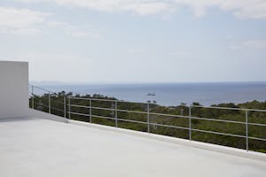 【沖縄県】撮影に最適な、緑あふれる高台から青い水平線と絶景を望めるハウススタジオ