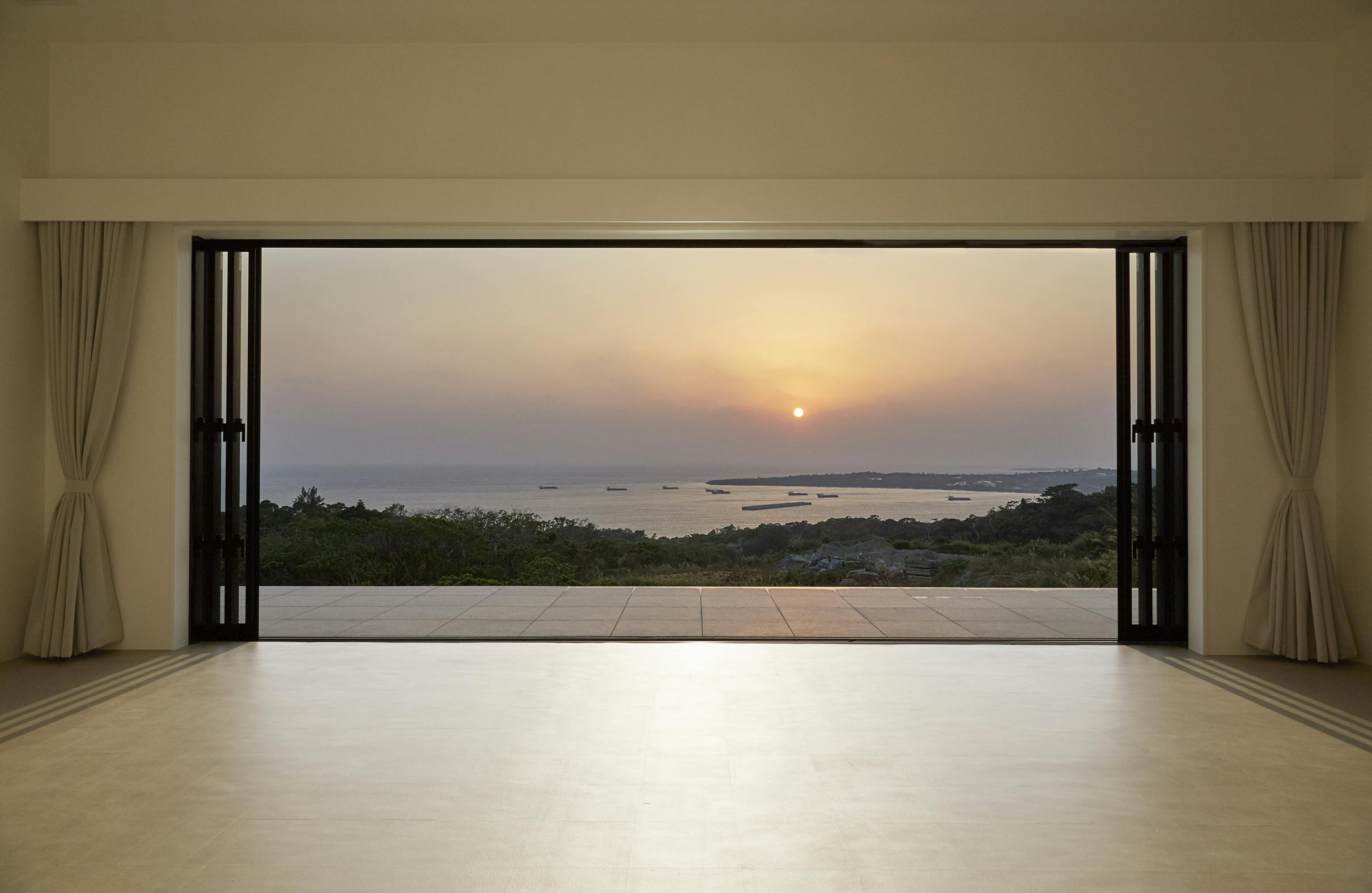 【沖縄県】撮影に最適な、緑あふれる高台から青い水平線と絶景を望めるハウススタジオ