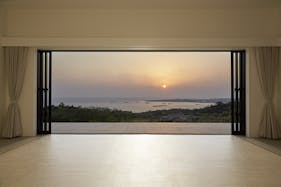 【沖縄県】撮影に最適な、緑あふれる高台から青い水平線と絶景を望めるハウススタジオ