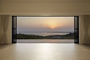 【沖縄県】撮影に最適な、緑あふれる高台から青い水平線と絶景を望めるハウススタジオ