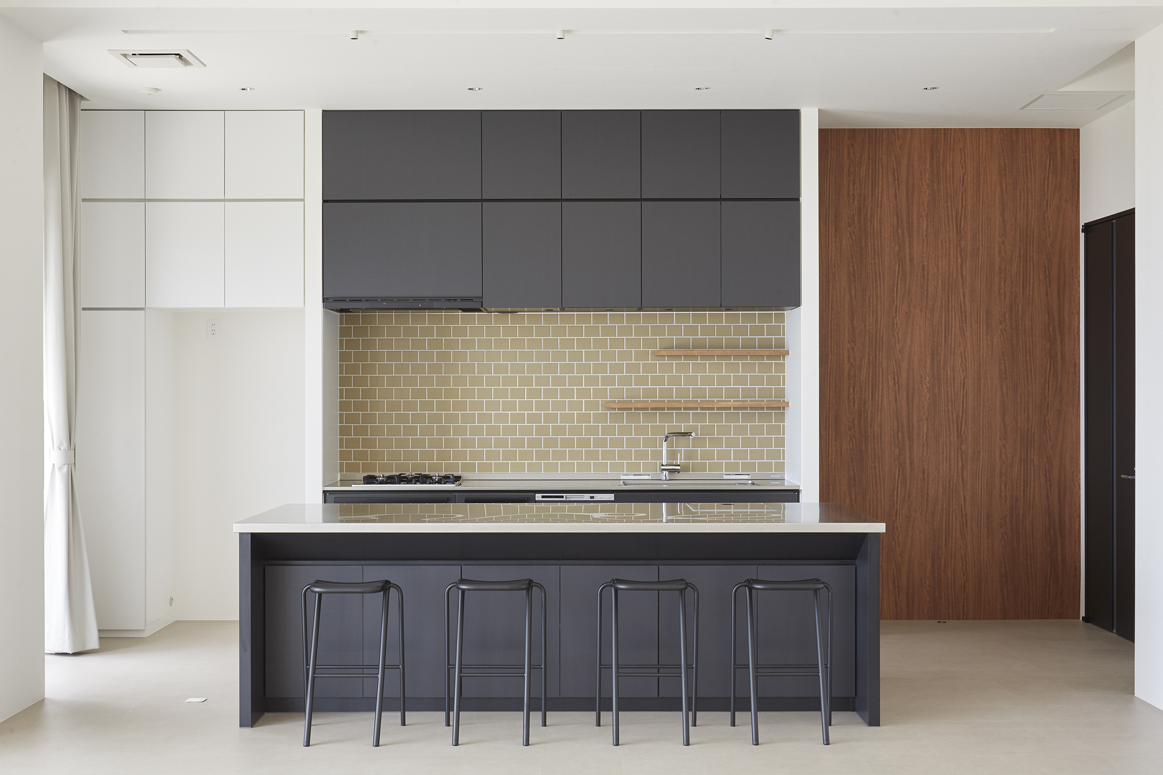 【沖縄県】撮影に最適な、緑あふれる高台から青い水平線と絶景を望めるハウススタジオ