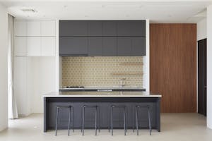 【沖縄県】撮影に最適な、緑あふれる高台から青い水平線と絶景を望めるハウススタジオ