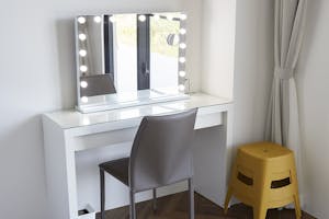 【沖縄県】撮影に最適な、緑あふれる高台から青い水平線と絶景を望めるハウススタジオ