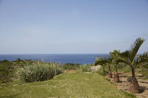 【沖縄県】撮影に最適な、緑あふれる高台から青い水平線と絶景を望めるハウススタジオ