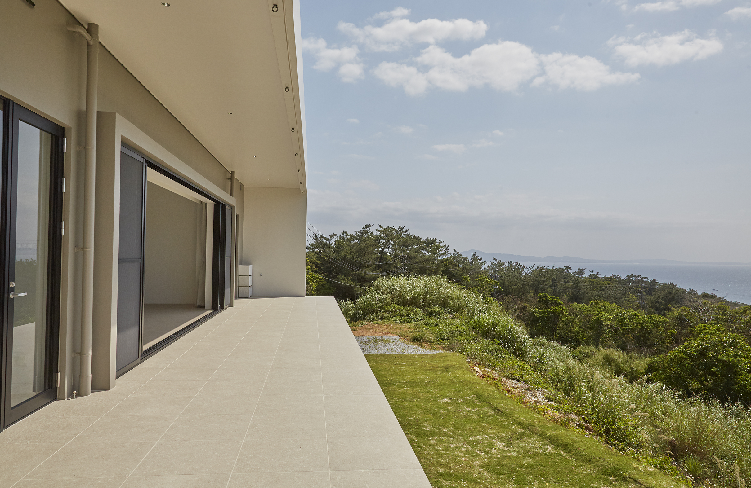 【沖縄県】撮影に最適な、緑あふれる高台から青い水平線と絶景を望めるハウススタジオ