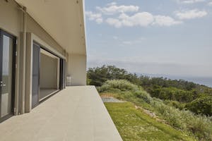 【沖縄県】撮影に最適な、緑あふれる高台から青い水平線と絶景を望めるハウススタジオ
