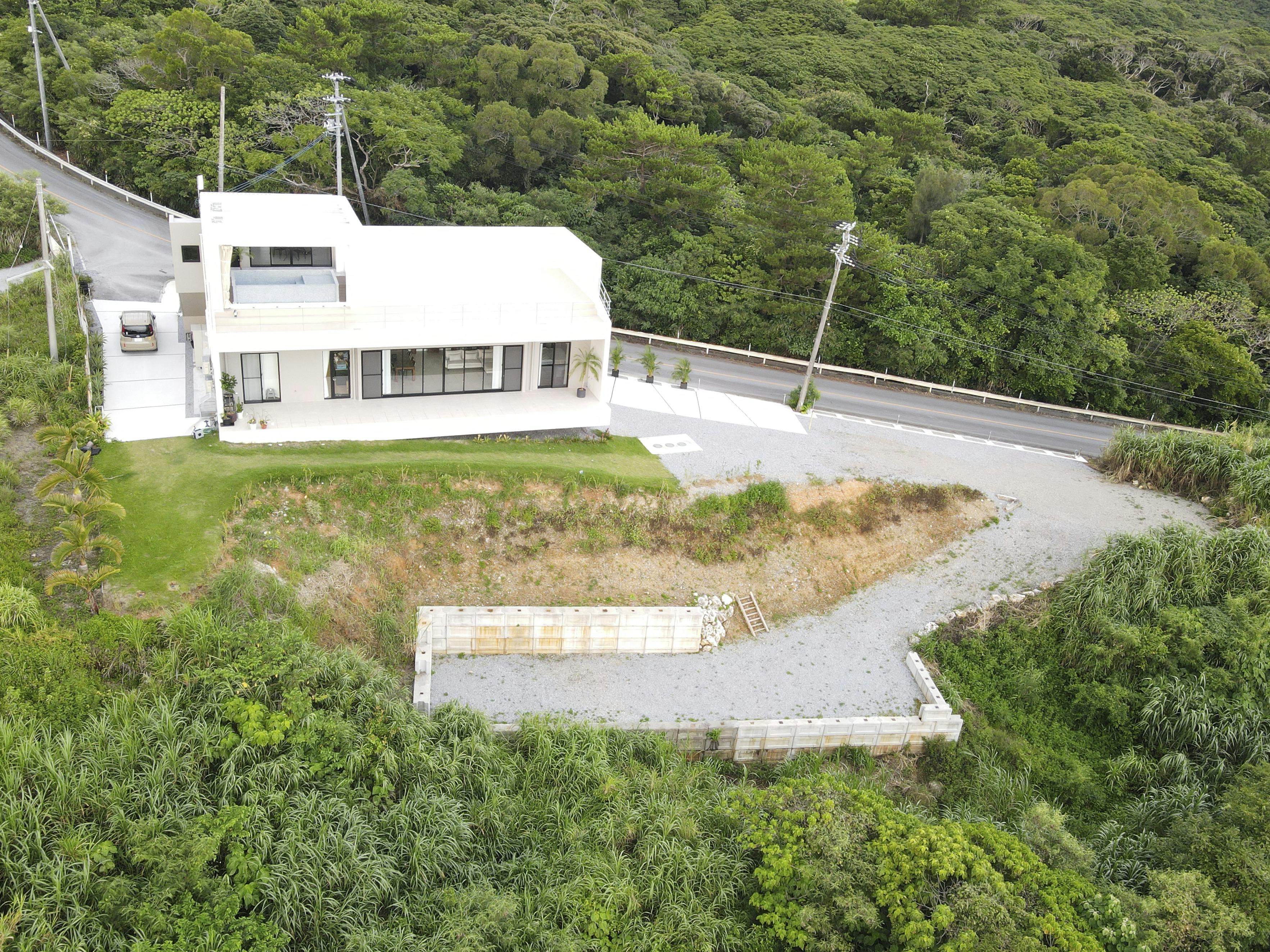 【沖縄県】撮影に最適な、緑あふれる高台から青い水平線と絶景を望めるハウススタジオ