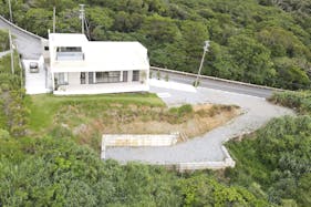 【沖縄県】撮影に最適な、緑あふれる高台から青い水平線と絶景を望めるハウススタジオ