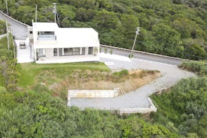 【沖縄県】撮影に最適な、緑あふれる高台から青い水平線と絶景を望めるハウススタジオ