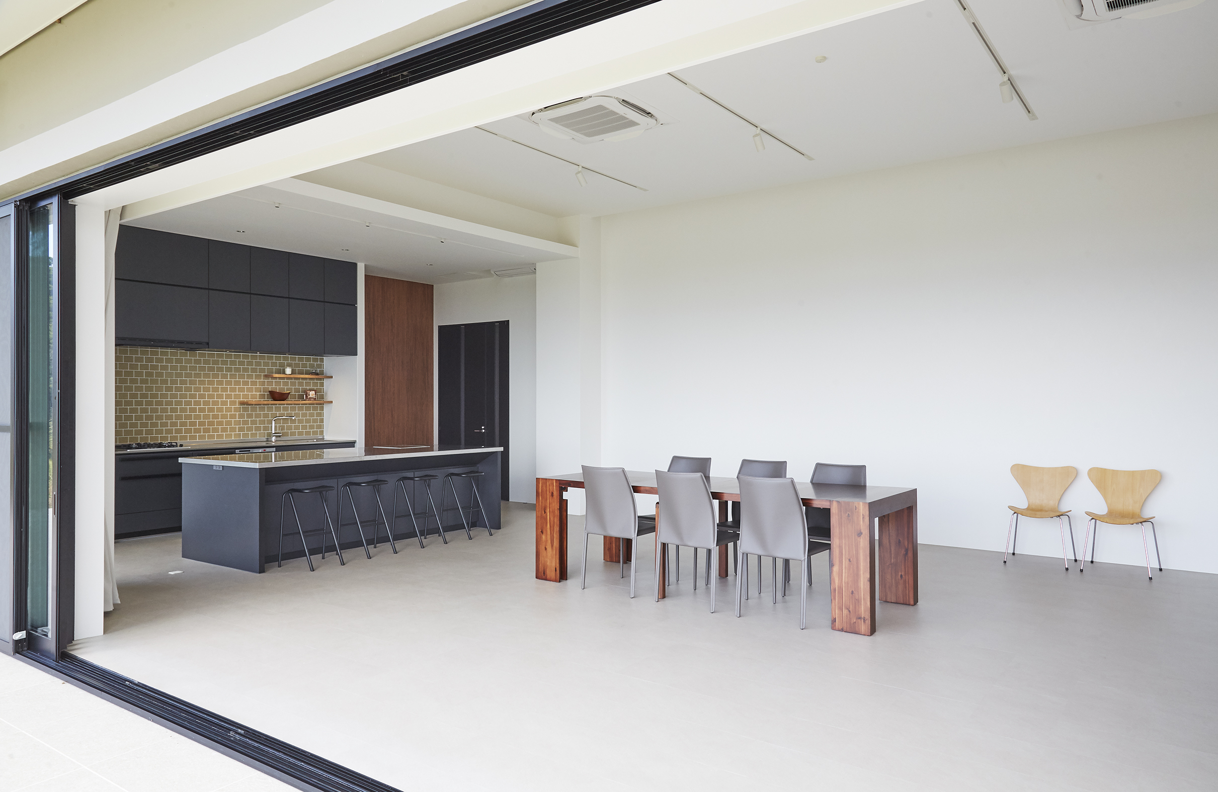 【沖縄県】撮影に最適な、緑あふれる高台から青い水平線と絶景を望めるハウススタジオ