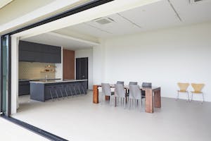 【沖縄県】撮影に最適な、緑あふれる高台から青い水平線と絶景を望めるハウススタジオ