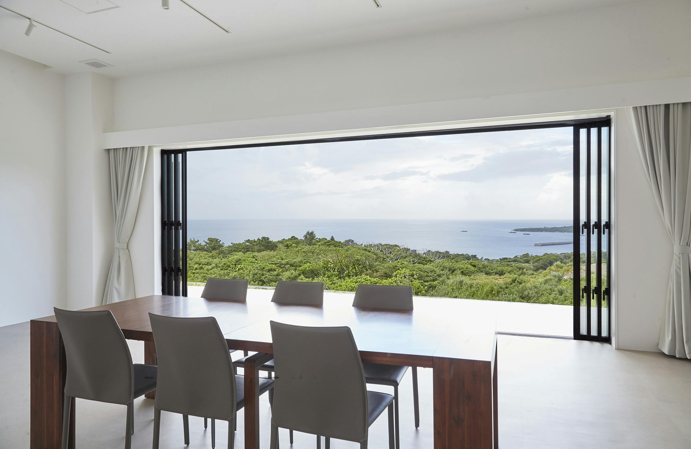 【沖縄県】撮影に最適な、緑あふれる高台から青い水平線と絶景を望めるハウススタジオ