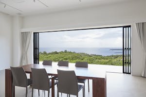 【沖縄県】撮影に最適な、緑あふれる高台から青い水平線と絶景を望めるハウススタジオ