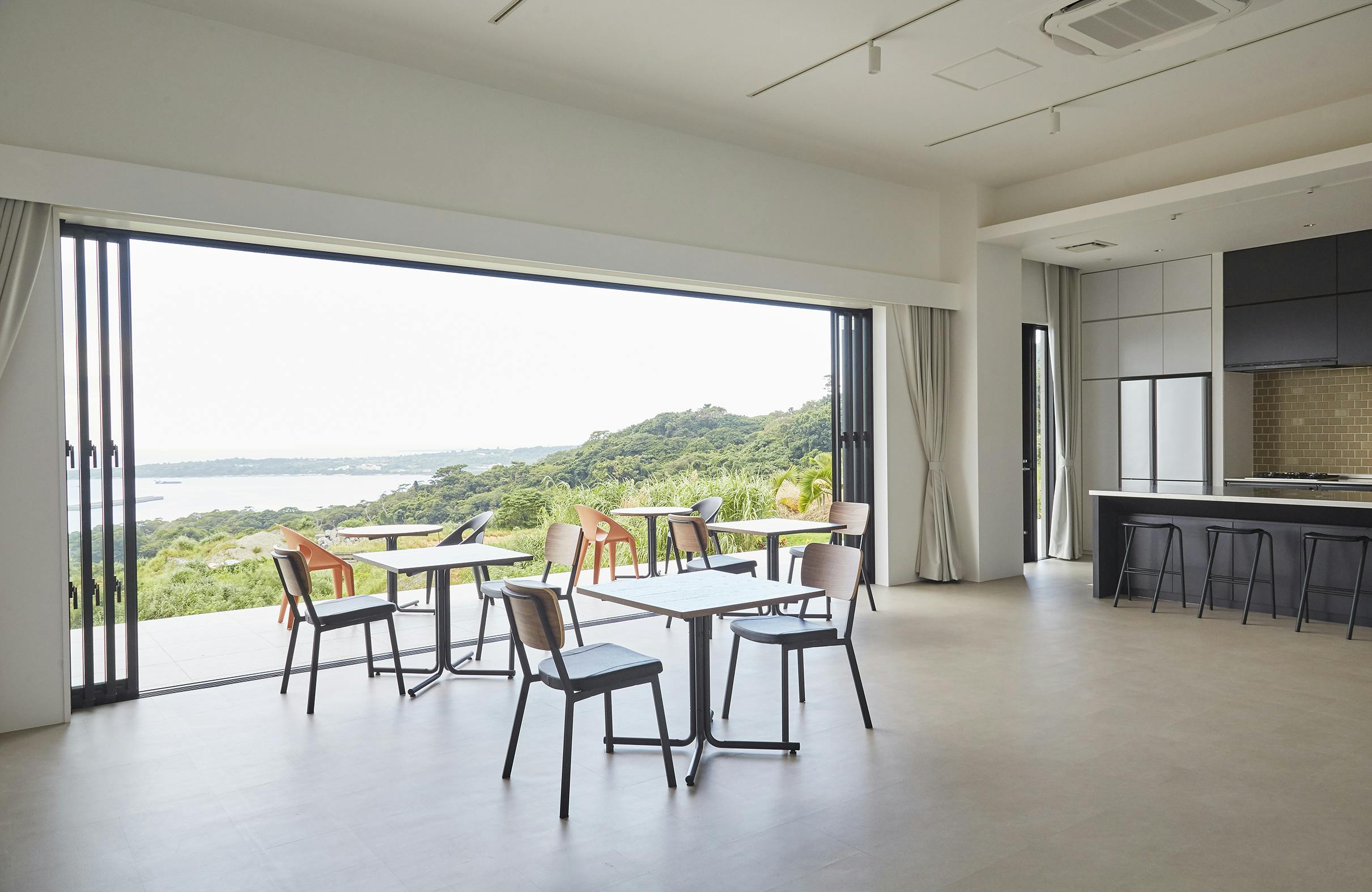 【沖縄県】撮影に最適な、緑あふれる高台から青い水平線と絶景を望めるハウススタジオ