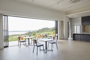 【沖縄県】撮影に最適な、緑あふれる高台から青い水平線と絶景を望めるハウススタジオ