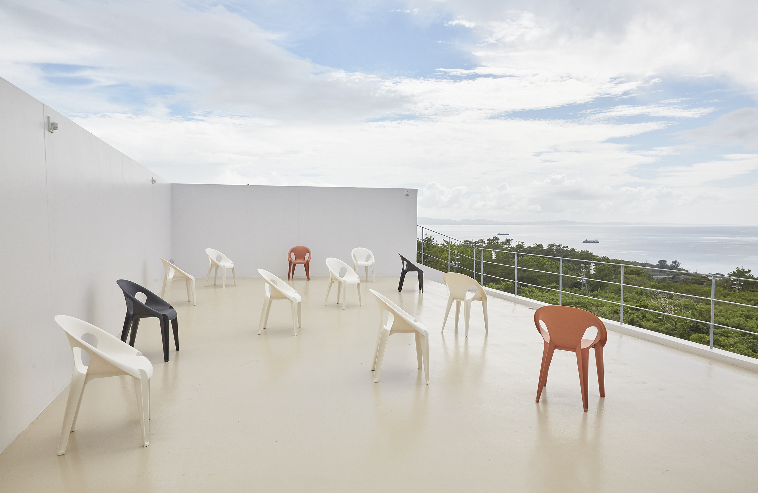 【沖縄県】撮影に最適な、緑あふれる高台から青い水平線と絶景を望めるハウススタジオ