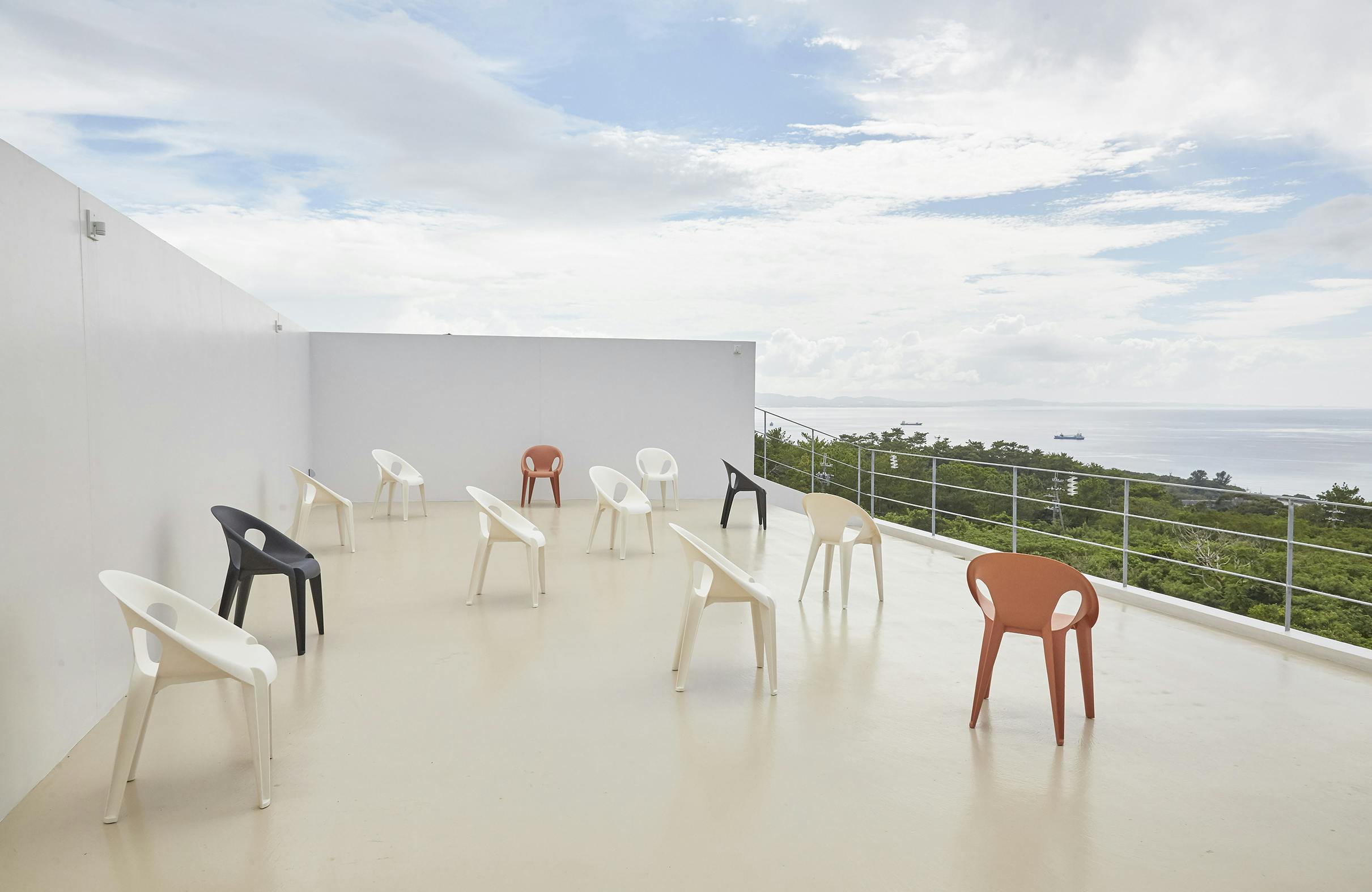 【沖縄県】撮影に最適な、緑あふれる高台から青い水平線と絶景を望めるハウススタジオ