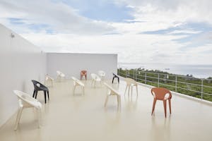 【沖縄県】撮影に最適な、緑あふれる高台から青い水平線と絶景を望めるハウススタジオ