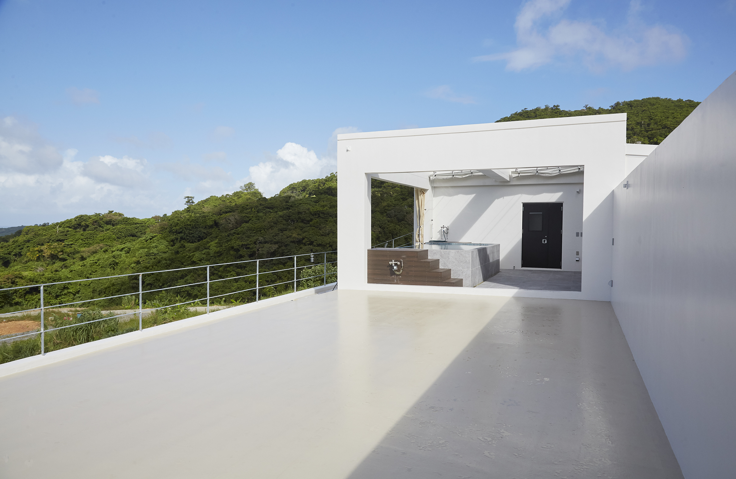 【沖縄県】撮影に最適な、緑あふれる高台から青い水平線と絶景を望めるハウススタジオ