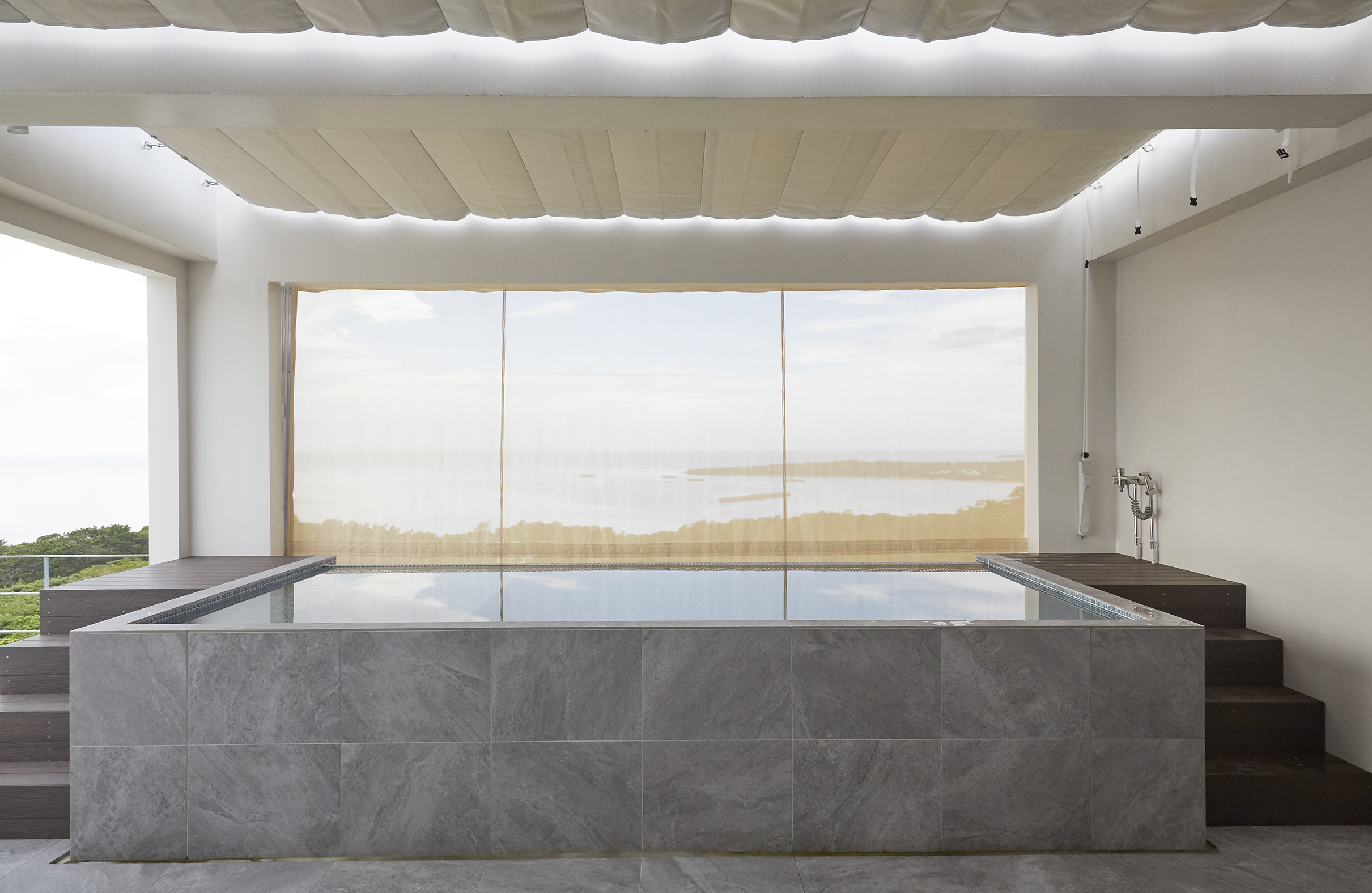 【沖縄県】撮影に最適な、緑あふれる高台から青い水平線と絶景を望めるハウススタジオ