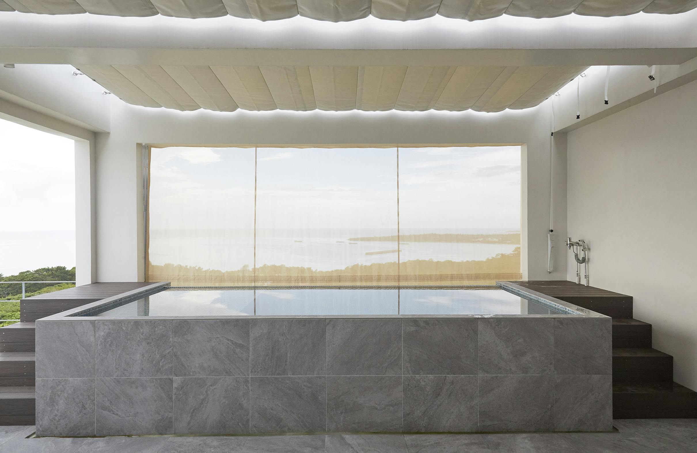 【沖縄県】撮影に最適な、緑あふれる高台から青い水平線と絶景を望めるハウススタジオ