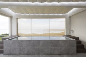 【沖縄県】撮影に最適な、緑あふれる高台から青い水平線と絶景を望めるハウススタジオ