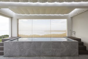 【沖縄県】撮影に最適な、緑あふれる高台から青い水平線と絶景を望めるハウススタジオ