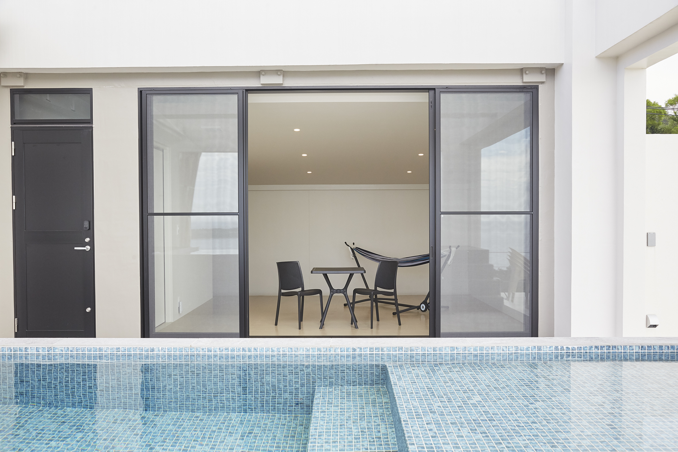 【沖縄県】撮影に最適な、緑あふれる高台から青い水平線と絶景を望めるハウススタジオ