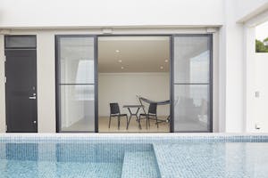 【沖縄県】撮影に最適な、緑あふれる高台から青い水平線と絶景を望めるハウススタジオ