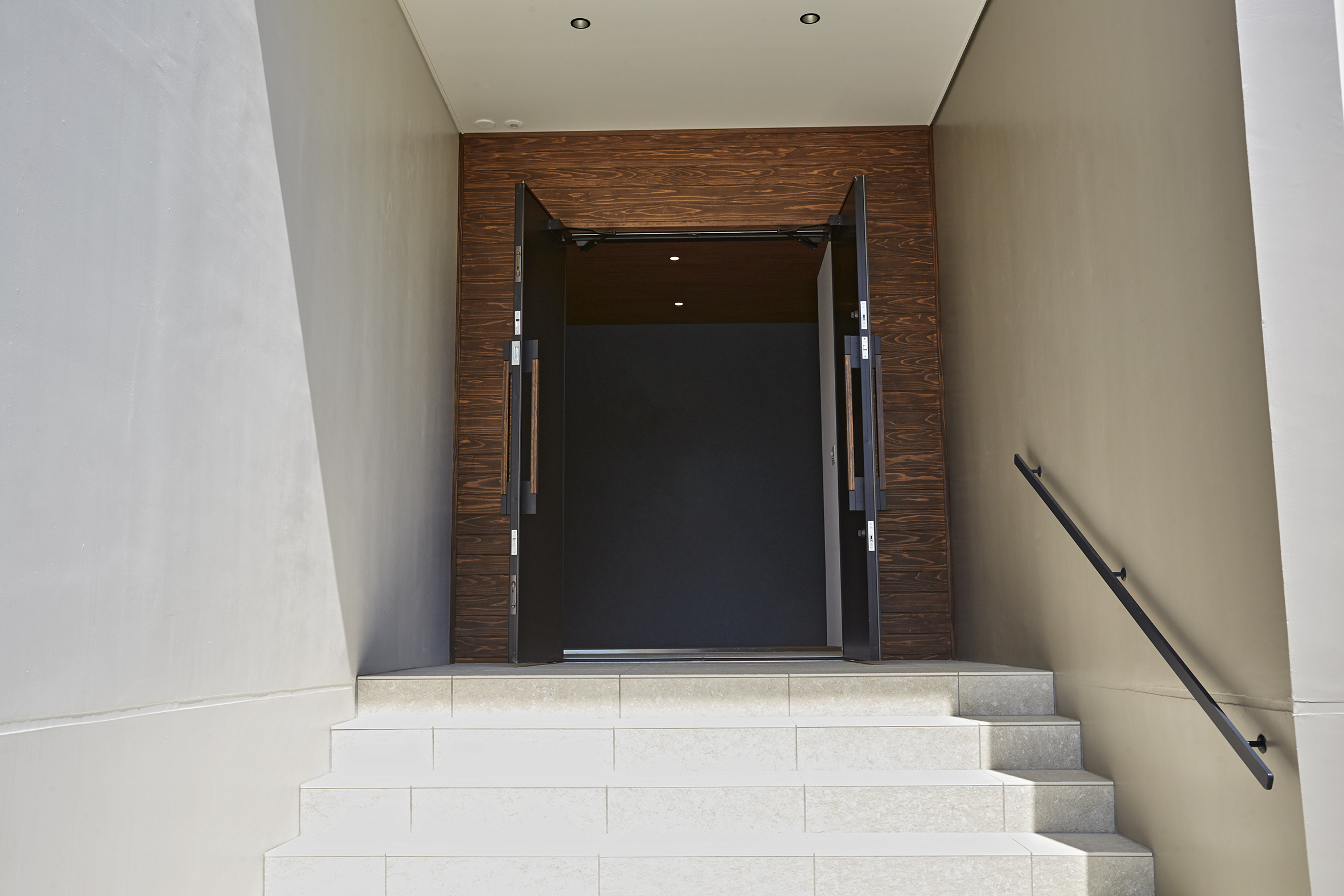 【沖縄県】撮影に最適な、緑あふれる高台から青い水平線と絶景を望めるハウススタジオ