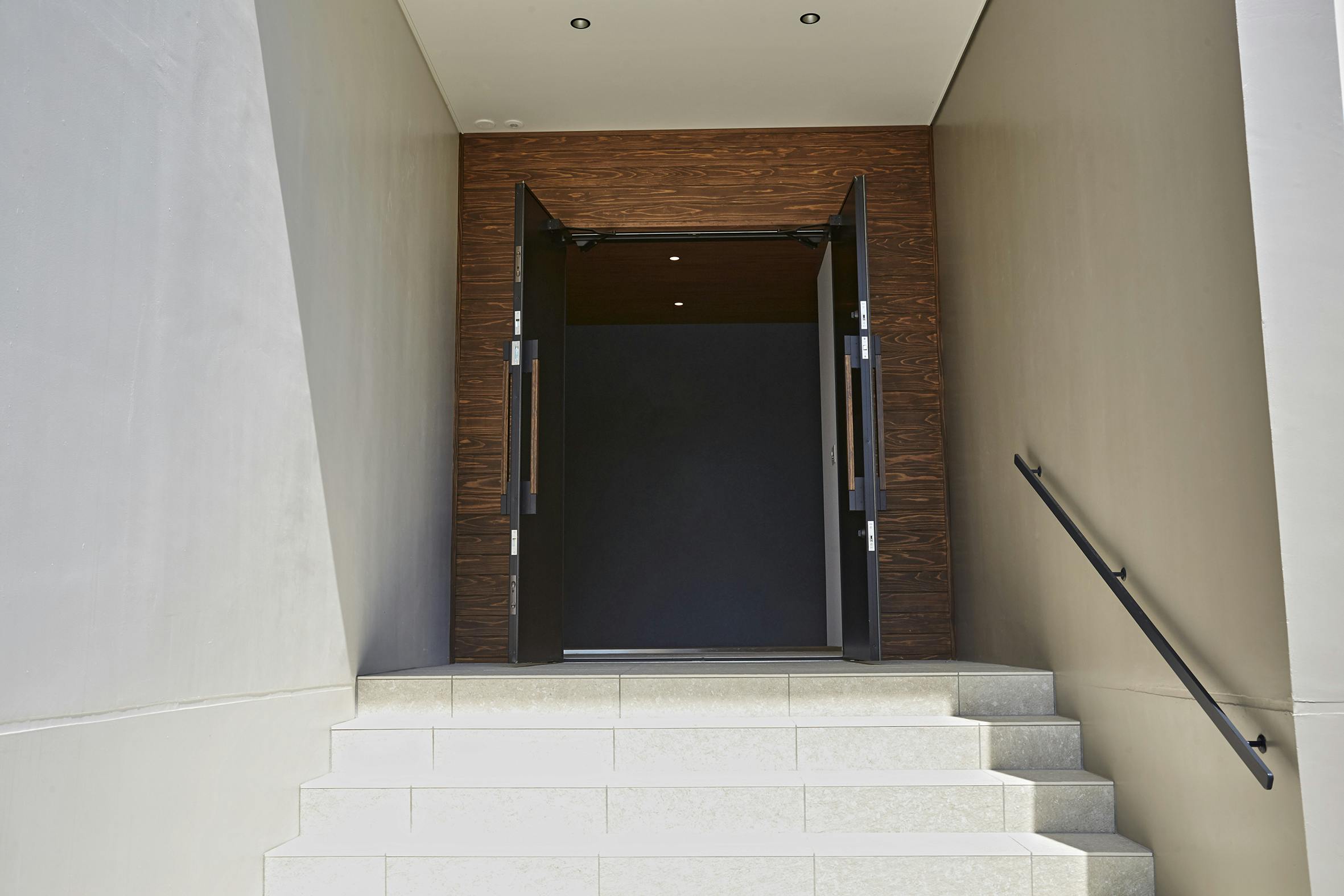 【沖縄県】撮影に最適な、緑あふれる高台から青い水平線と絶景を望めるハウススタジオ