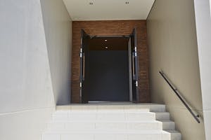 【沖縄県】撮影に最適な、緑あふれる高台から青い水平線と絶景を望めるハウススタジオ