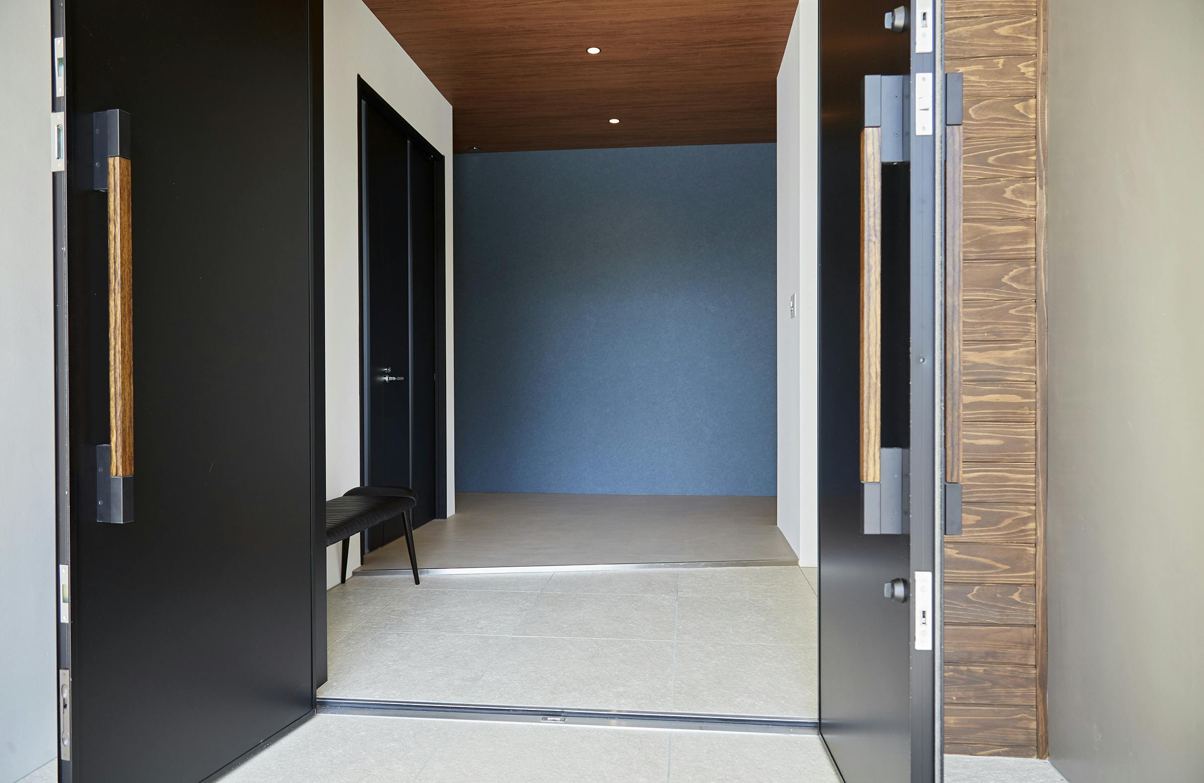 【沖縄県】撮影に最適な、緑あふれる高台から青い水平線と絶景を望めるハウススタジオ