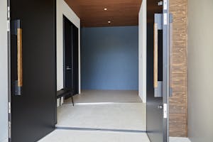 【沖縄県】撮影に最適な、緑あふれる高台から青い水平線と絶景を望めるハウススタジオ