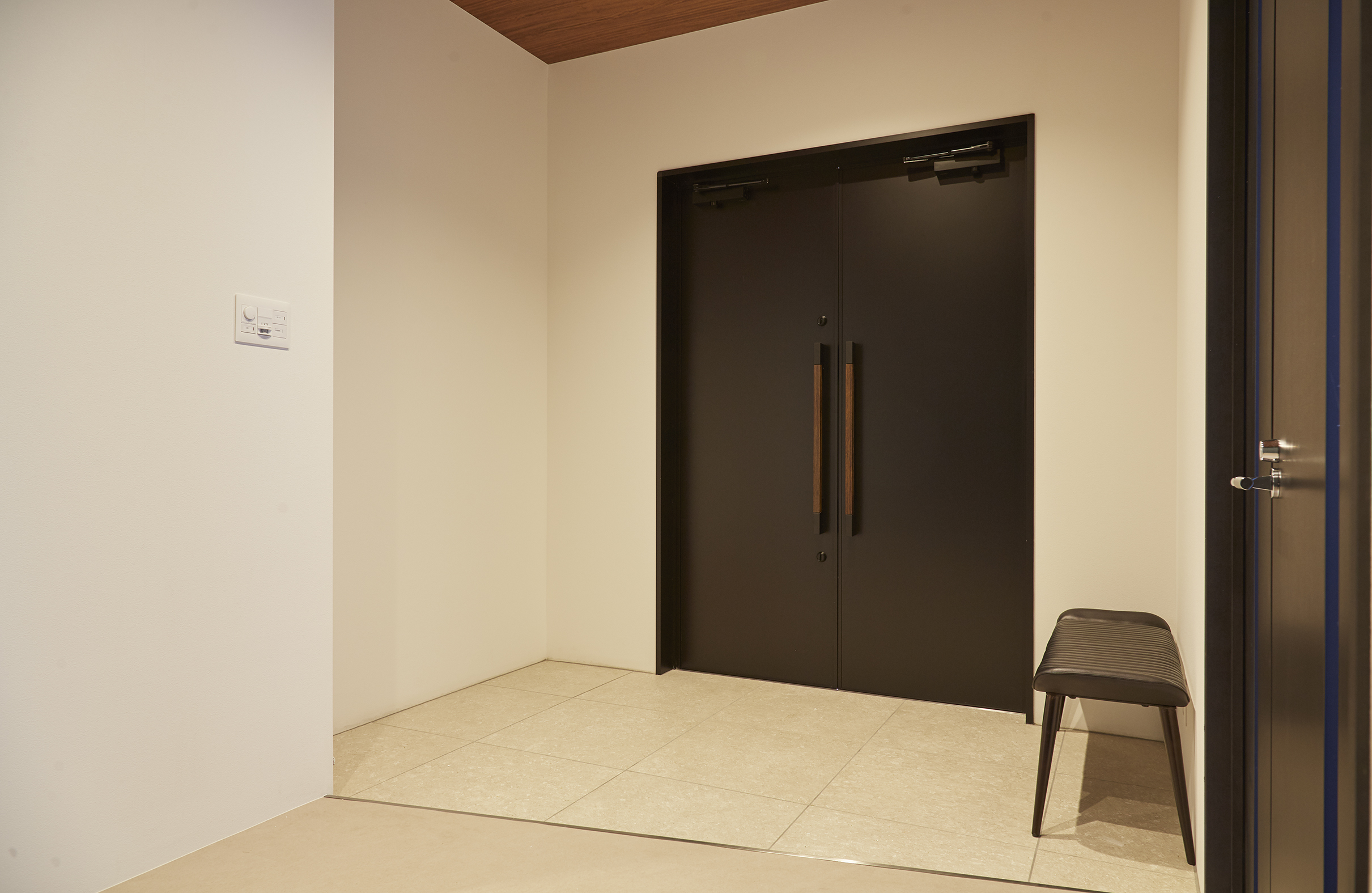 【沖縄県】撮影に最適な、緑あふれる高台から青い水平線と絶景を望めるハウススタジオ