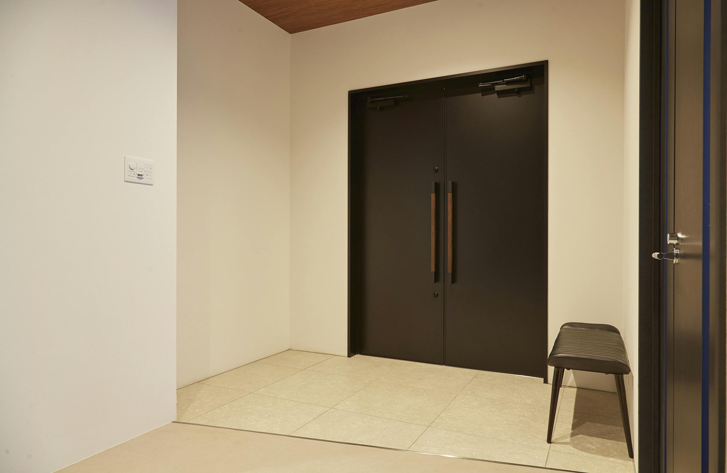 【沖縄県】撮影に最適な、緑あふれる高台から青い水平線と絶景を望めるハウススタジオ