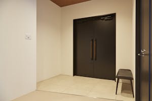 【沖縄県】撮影に最適な、緑あふれる高台から青い水平線と絶景を望めるハウススタジオ