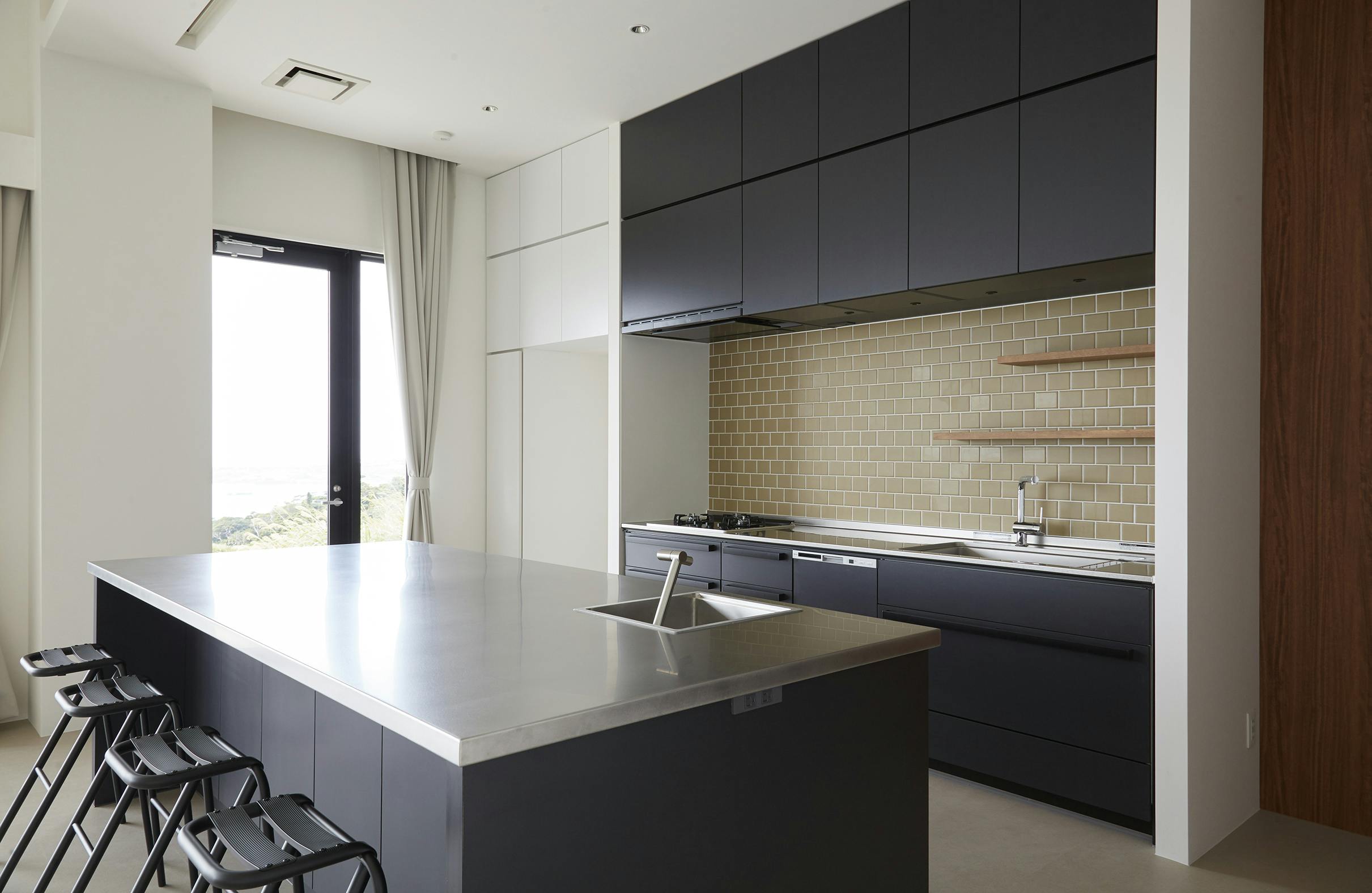 【沖縄県】撮影に最適な、緑あふれる高台から青い水平線と絶景を望めるハウススタジオ