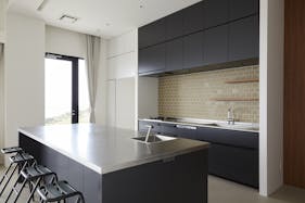 【沖縄県】撮影に最適な、緑あふれる高台から青い水平線と絶景を望めるハウススタジオ