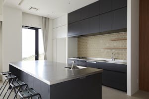 【沖縄県】撮影に最適な、緑あふれる高台から青い水平線と絶景を望めるハウススタジオ