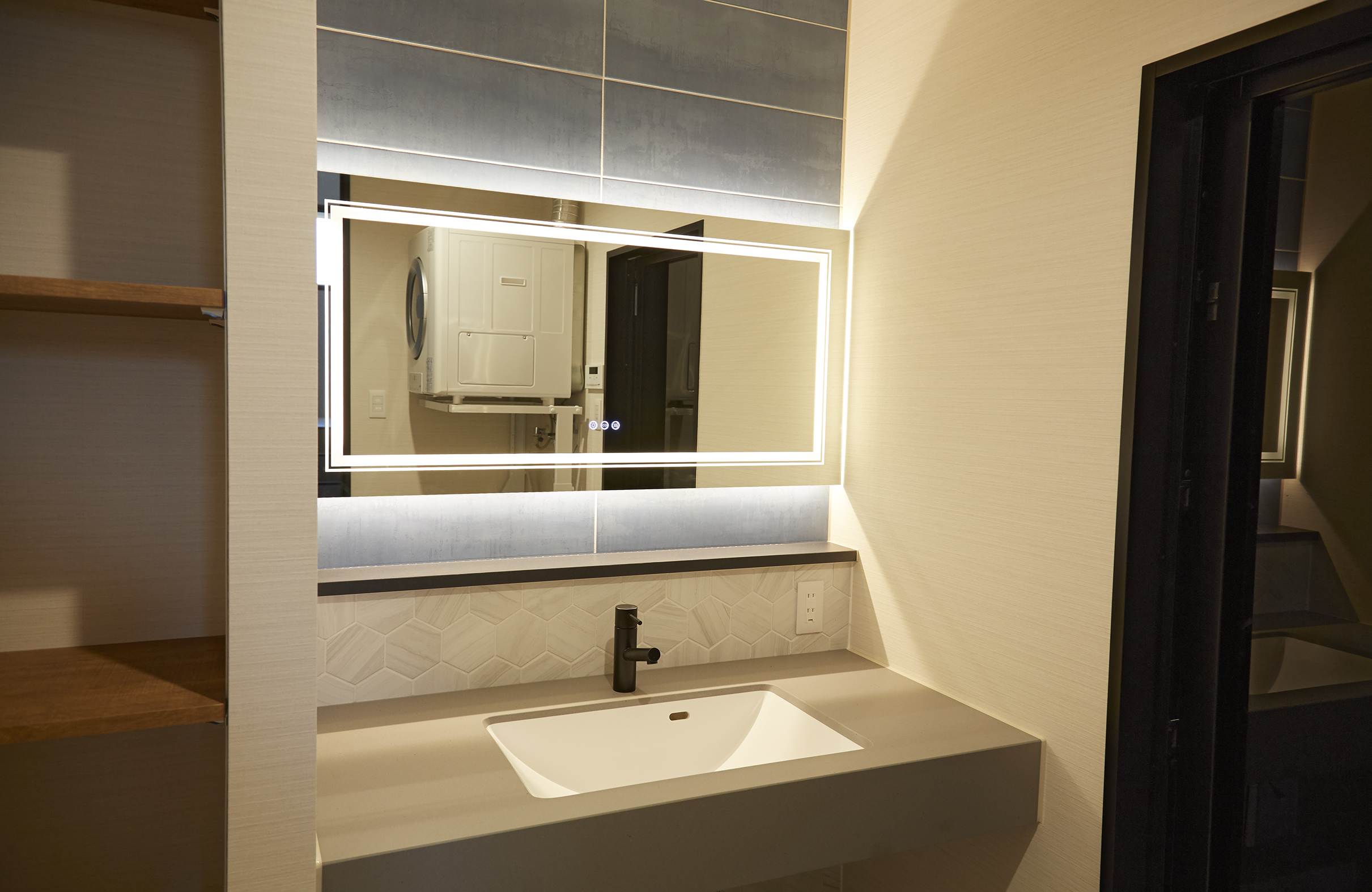 【沖縄県】撮影に最適な、緑あふれる高台から青い水平線と絶景を望めるハウススタジオ