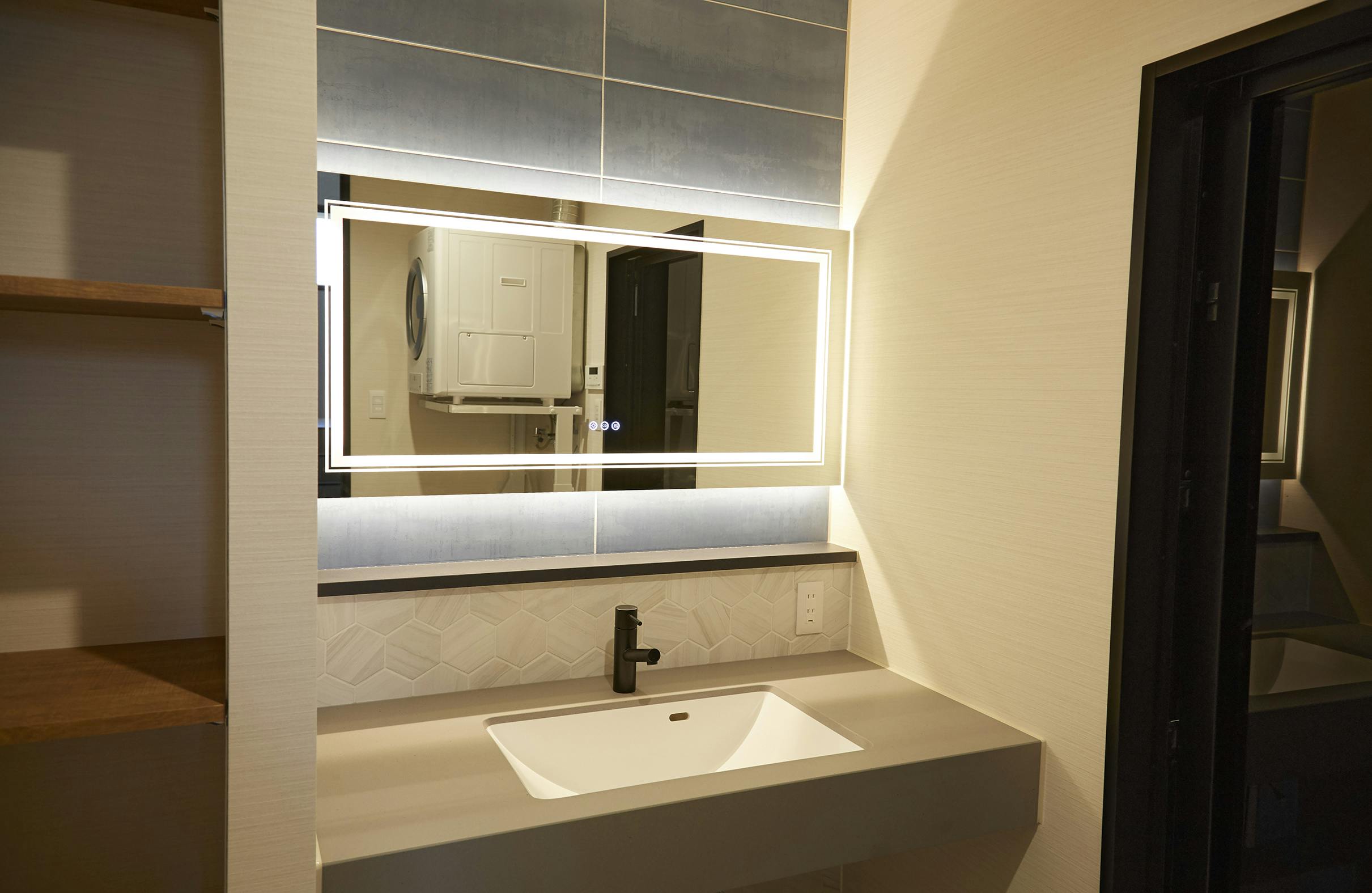 【沖縄県】撮影に最適な、緑あふれる高台から青い水平線と絶景を望めるハウススタジオ