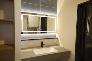 【沖縄県】撮影に最適な、緑あふれる高台から青い水平線と絶景を望めるハウススタジオ