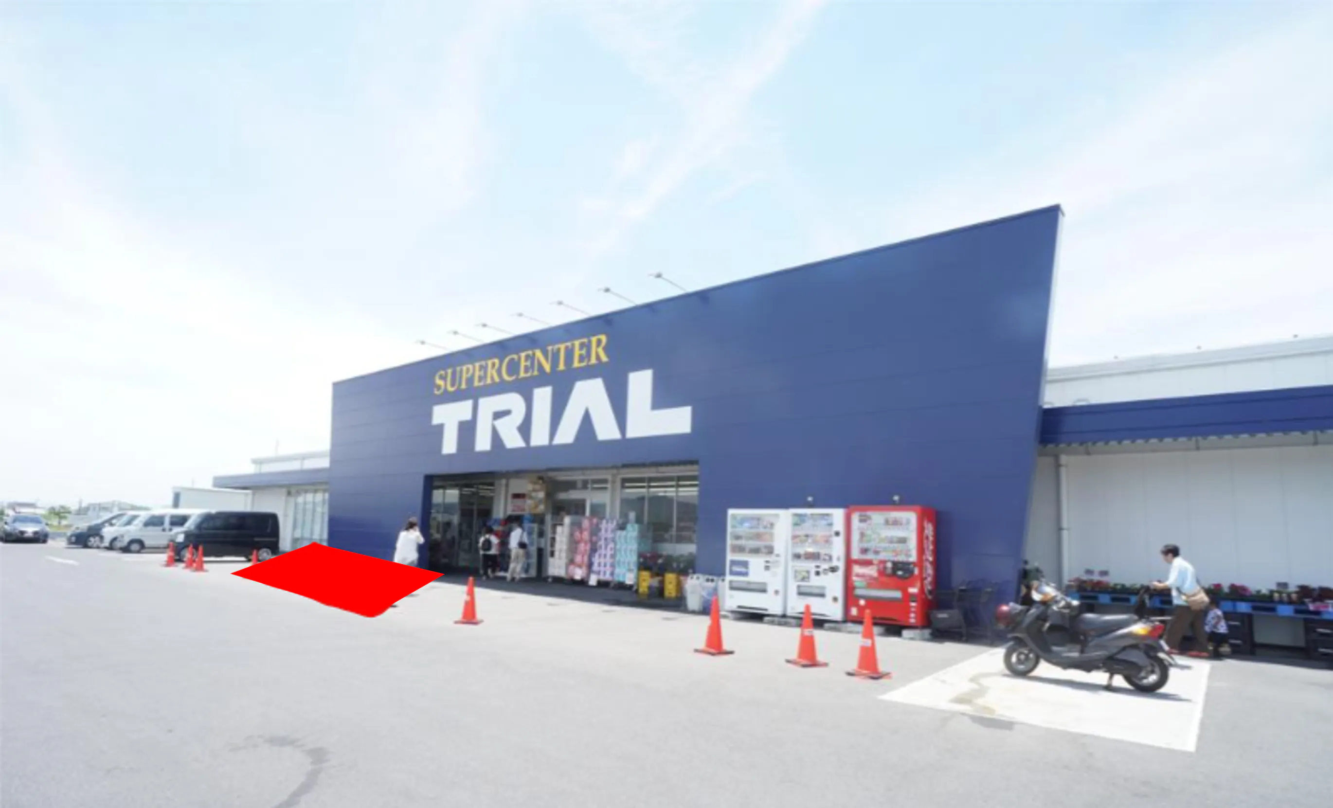 【スーパーセンタートライアル東九条店】キッチンカー  店舗正面左
