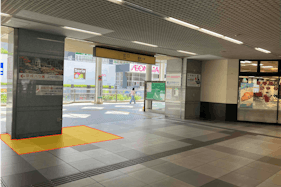 【八千代緑が丘駅】プロモーションや食物販に最適な人流の多い改札前スペース①(南側・改札外)