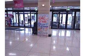 【イオン大井店】各種プロモーションイベントに最適な1階出入口付近にある視認性の高いイベントスペース(②宝くじ側入り口)