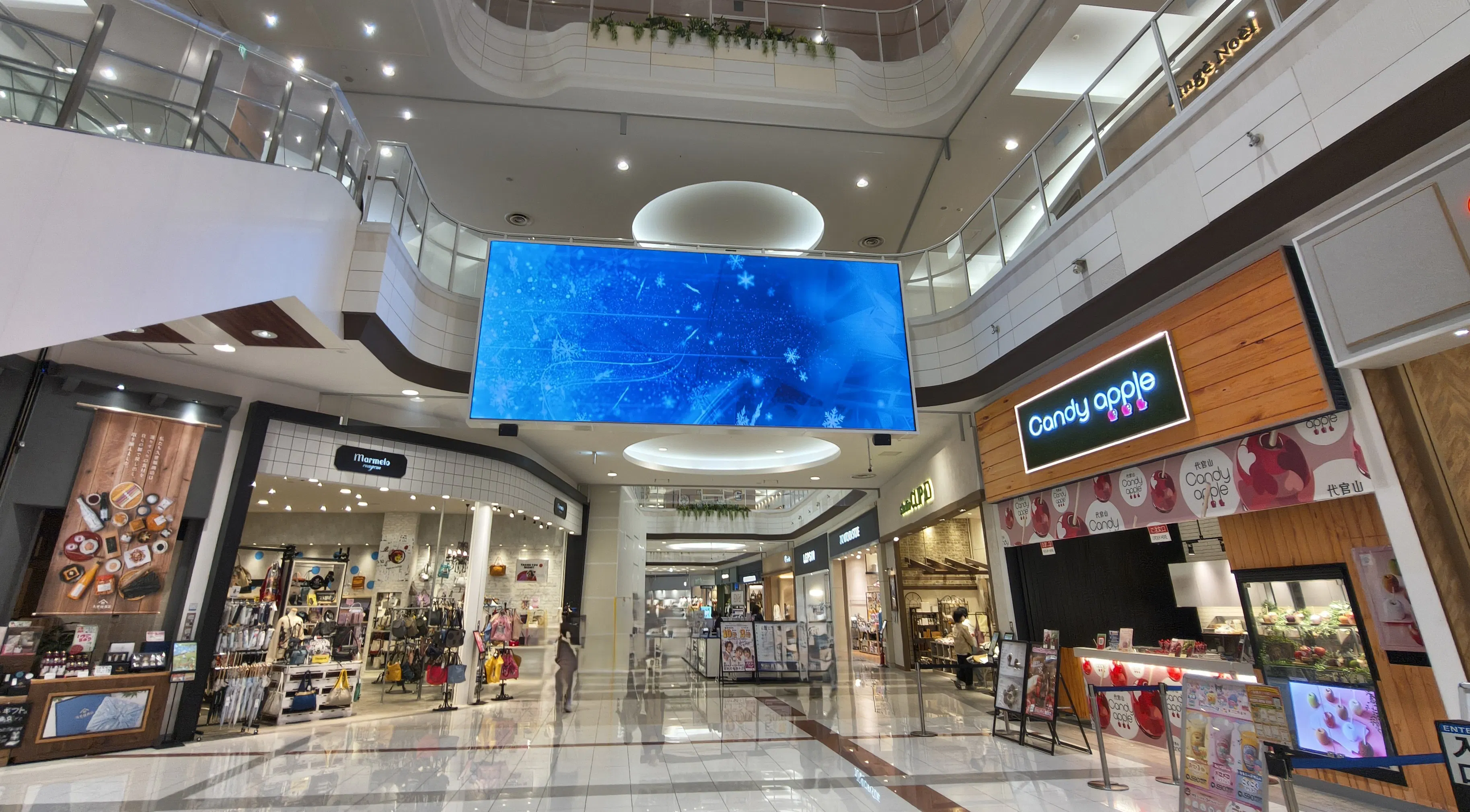 【イオンモール新潟亀田インター*】モール内広告　館内大型デジタルサイネージ（横型2ヵ所）