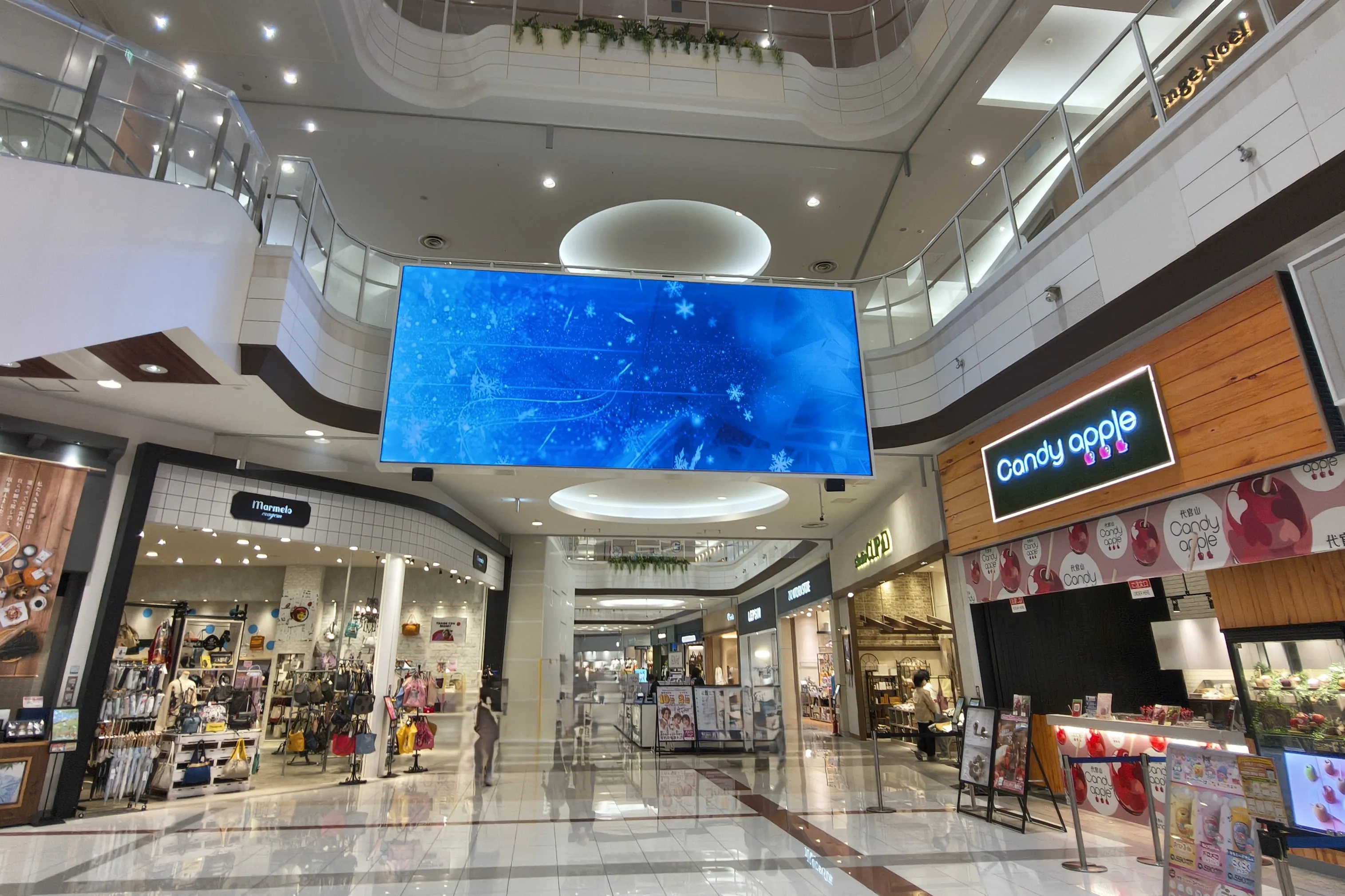 【イオンモール新潟亀田インター*】モール内広告 館内大型デジタルサイネージ(横型2ヵ所)