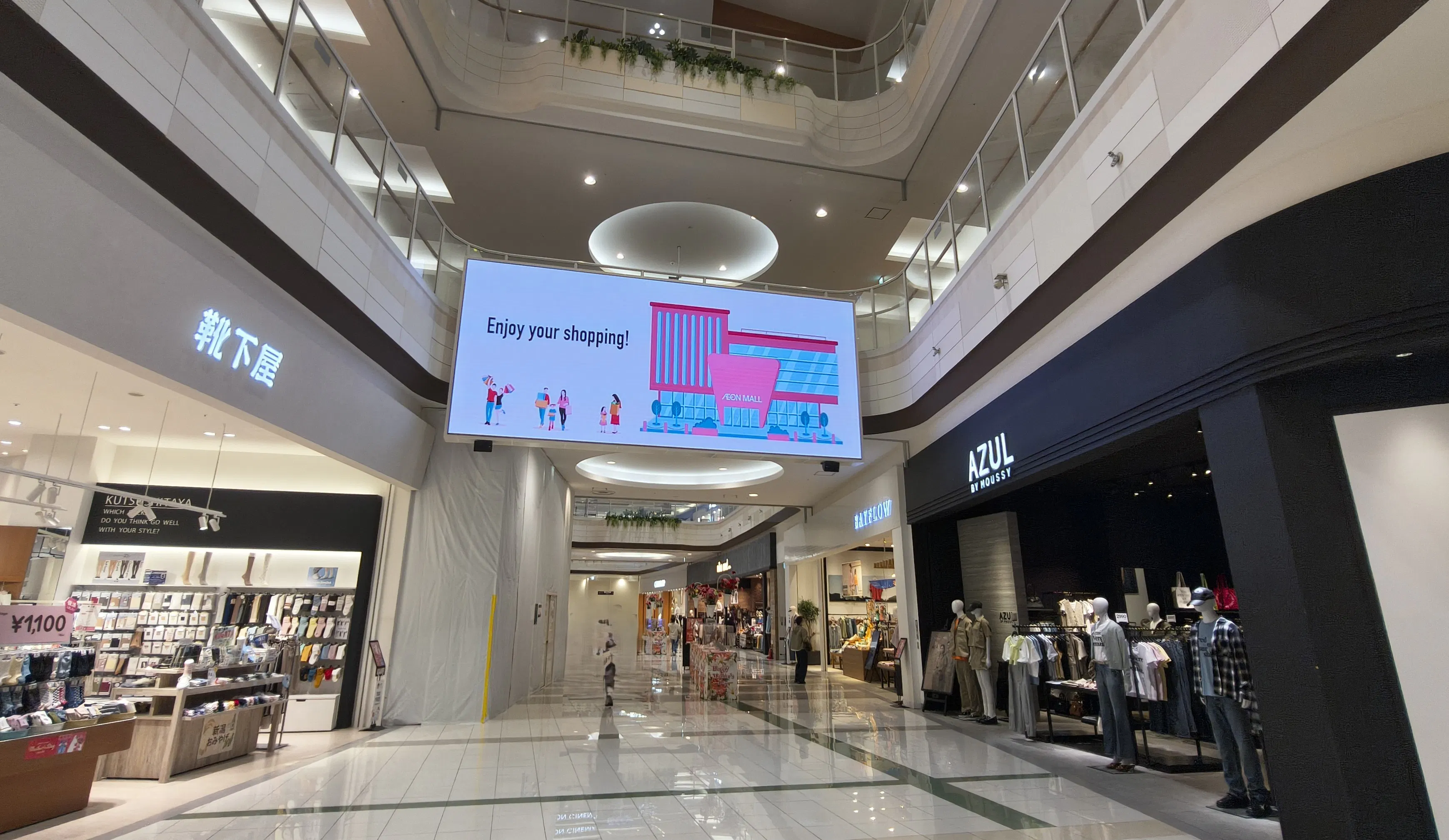 【イオンモール新潟亀田インター*】モール内広告　館内大型デジタルサイネージ（横型2ヵ所）